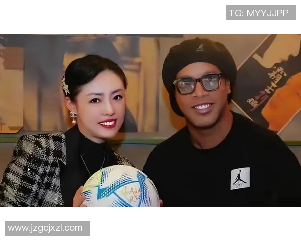 疯狂粉丝追逐足球明星的热情与执着背后隐藏的故事与情感